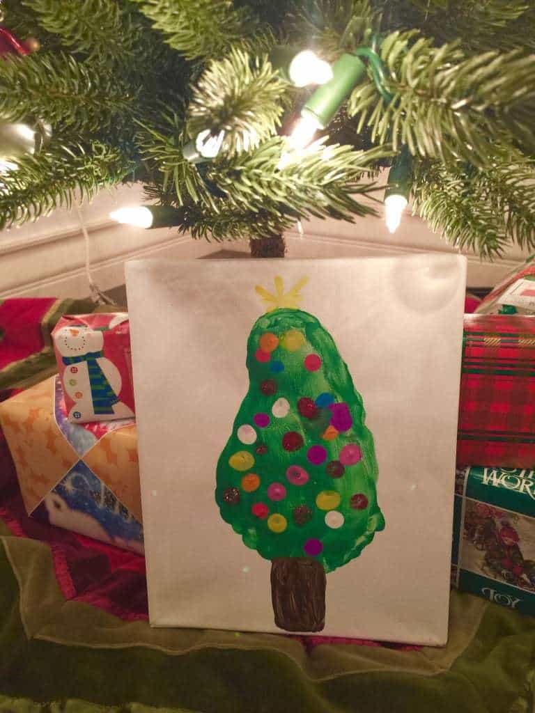 Are you looking for a fun Christmas craft for kids? Check out this easy Christmas Tree Footprint craft with step-by-step directions that is ideal for toddlers and preschoolers.