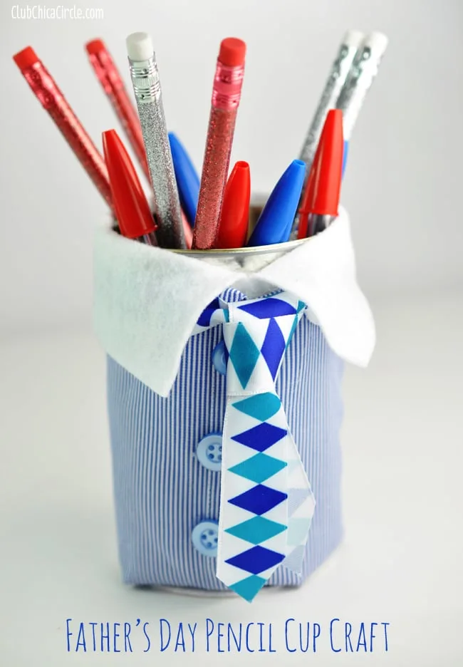 Are you looking for a homemade present for Father's Day that kids can make? Make one of these 25 Father's Day Crafts for Kids! Perfect for preschoolers and elementary school children to make for their dads and grandfathers.