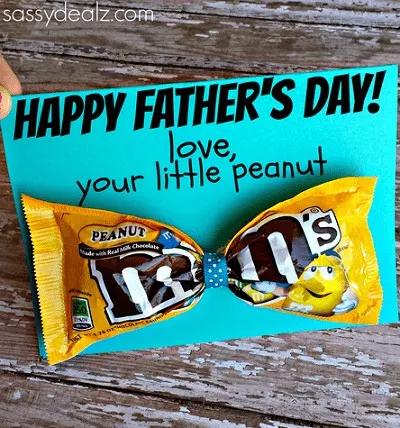 Are you looking for a homemade present for Father's Day that kids can make? Make one of these 25 Father's Day Crafts for Kids! Perfect for preschoolers and elementary school children to make for their dads and grandfathers.