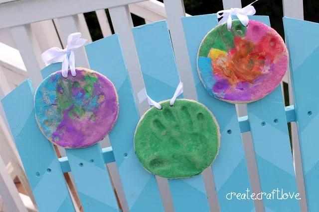Are you looking for a homemade present for Father's Day that kids can make? Make one of these 25 Father's Day Crafts for Kids! Perfect for preschoolers and elementary school children to make for their dads and grandfathers.