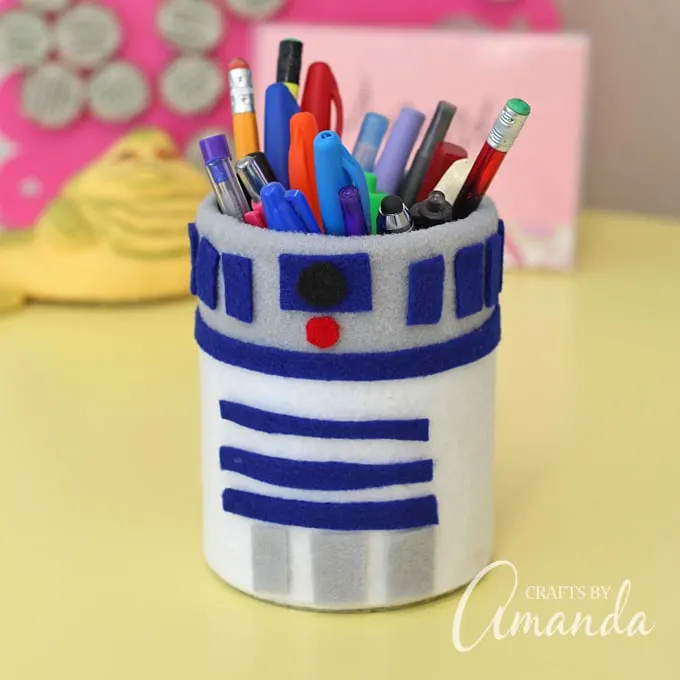 Are you a teacher or daycare provider looking for a back-to-school craft or your students? Then check out these 25+ Easy Back To School Crafts that are perfect for preschool and elementary school students, including toddlers.