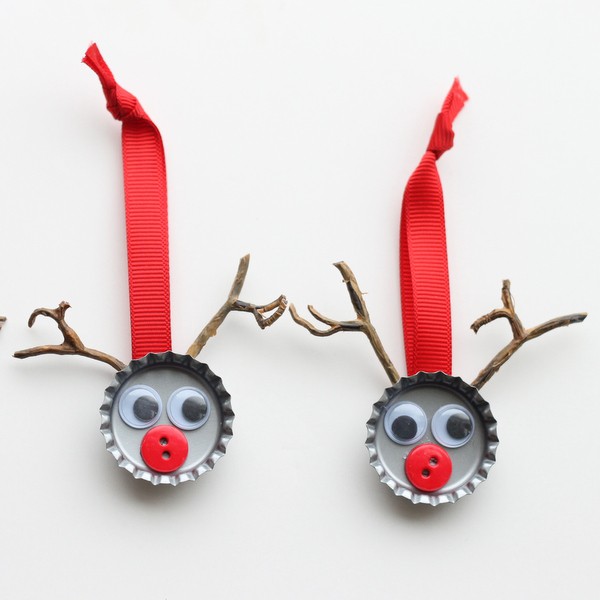 Are you looking for a very simple and easy reindeer craft to make this holiday season? Look no further! Check out these 15 Easy Reindeer Crafts For Kids that are perfect for children of ages including preschoolers and toddlers. With a few simple craft supplies and a bottle of glue, the following reindeer crafts are sure to be the hit of the party this holiday season!