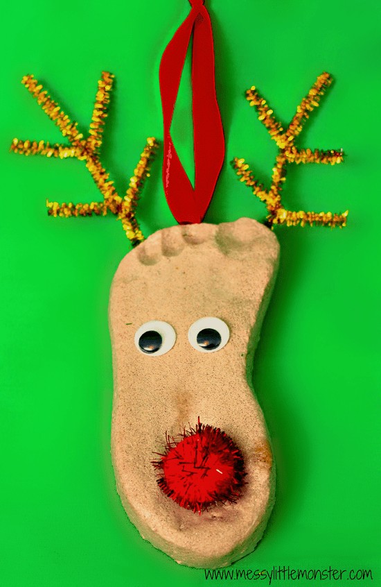 Are you looking for a very simple and easy reindeer craft to make this holiday season? Look no further! Check out these 15 Easy Reindeer Crafts For Kids that are perfect for children of ages including preschoolers and toddlers. With a few simple craft supplies and a bottle of glue, the following reindeer crafts are sure to be the hit of the party this holiday season!