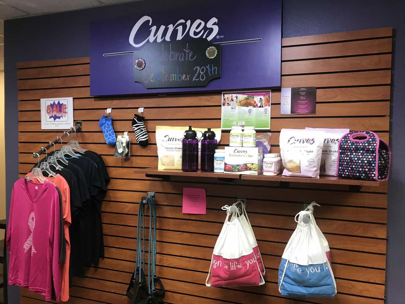 Are you looking for a new exercise routine? Curves offers a fun 30-minute circuit training workout for women only that works every major muscle group with strength training, cardio and stretching.