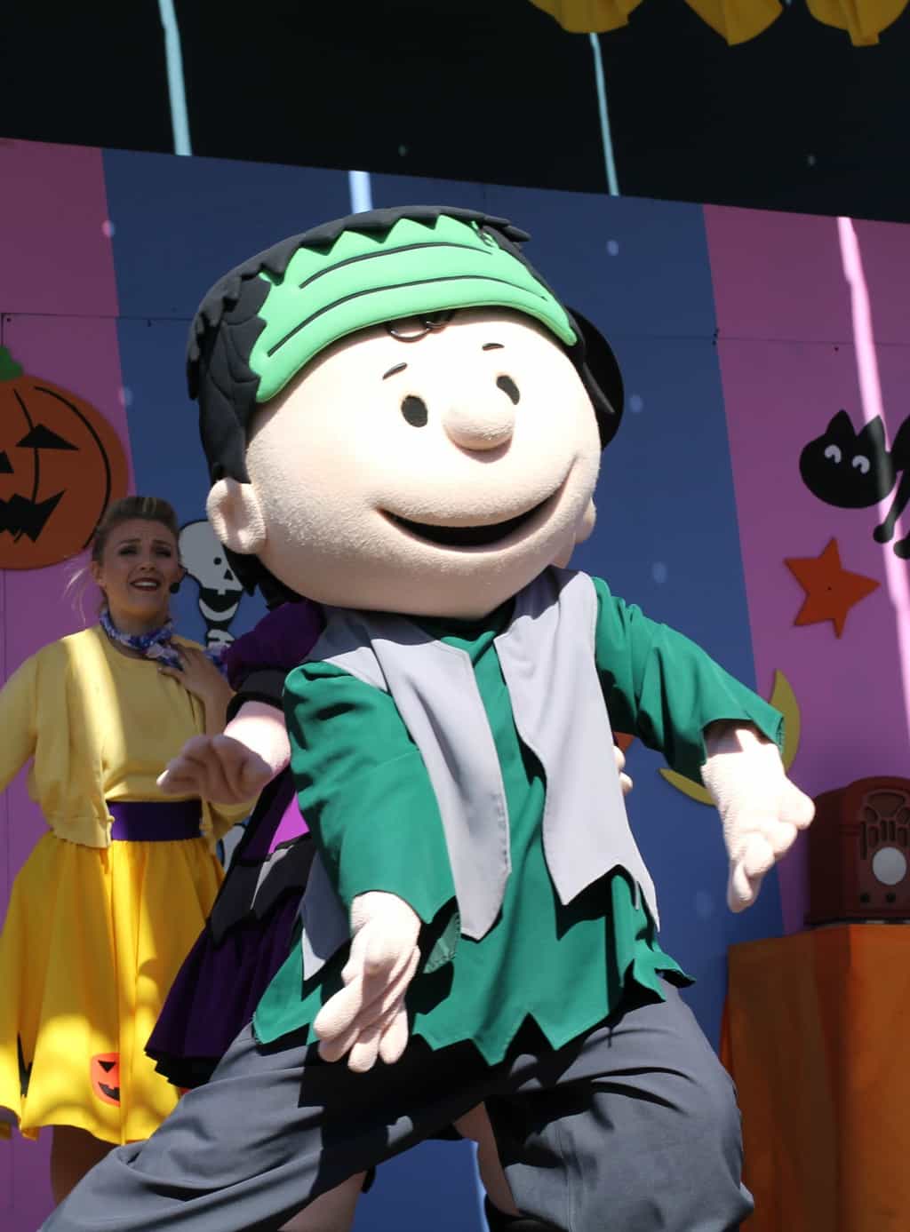 Knott's Spooky Farm is a non-scary celebration of cheer rather than fear with shows and activities geared for kids ages 3-11. Families are invited to participate and join in the Halloween fun at 5 different areas within the park. The special limited-time event serves up live entertainment, trick-or-treating, a costume contest and exclusive festivities for little ones.