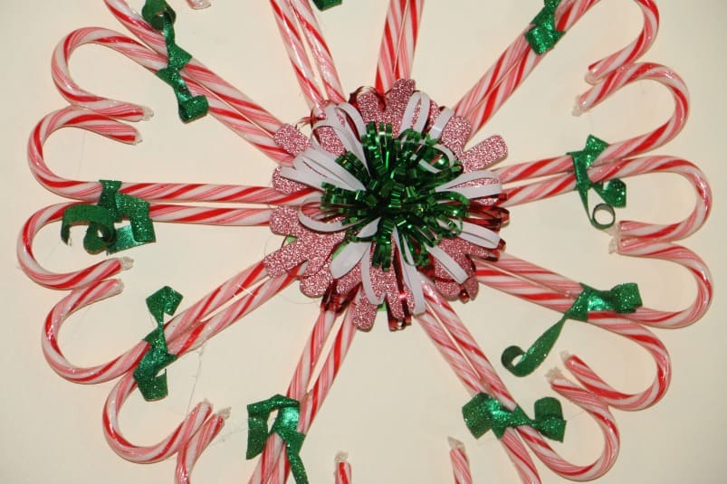 kids candy cane Christmas wreath craft